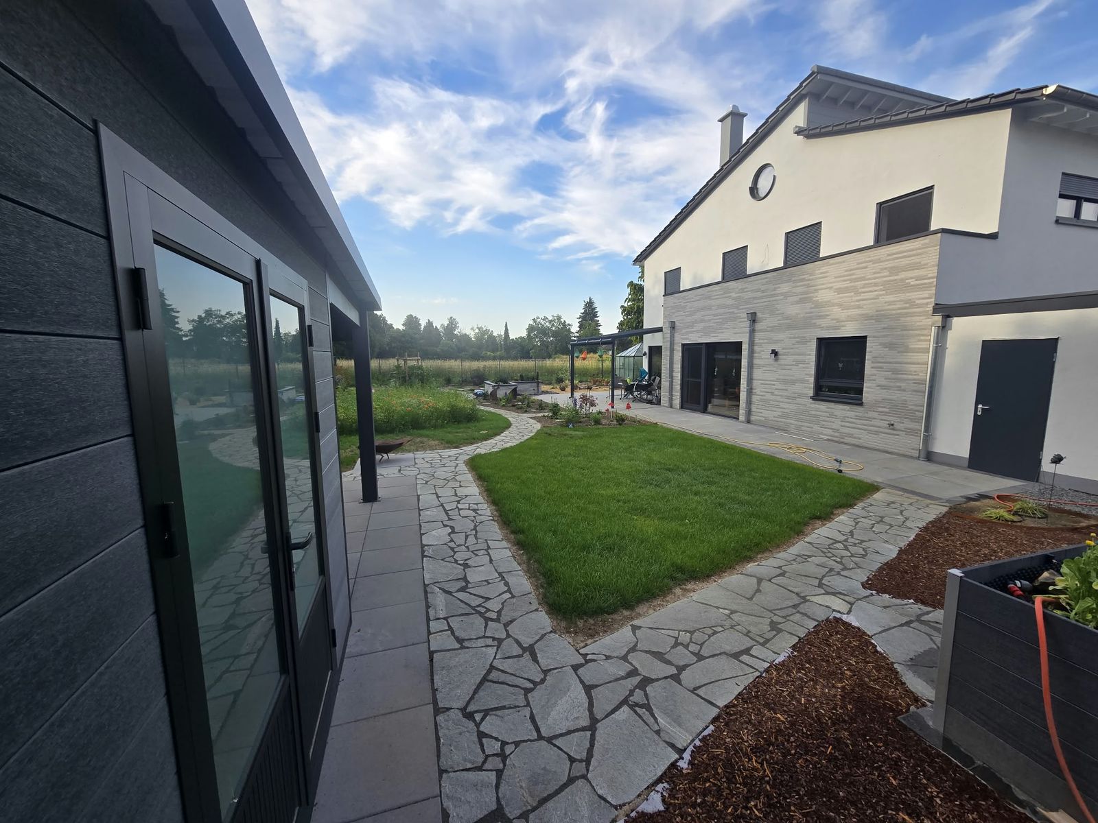 Gartenneugestaltung am Neubau – vom Baugrundstück zum Wohlfühlgarten – Nachher